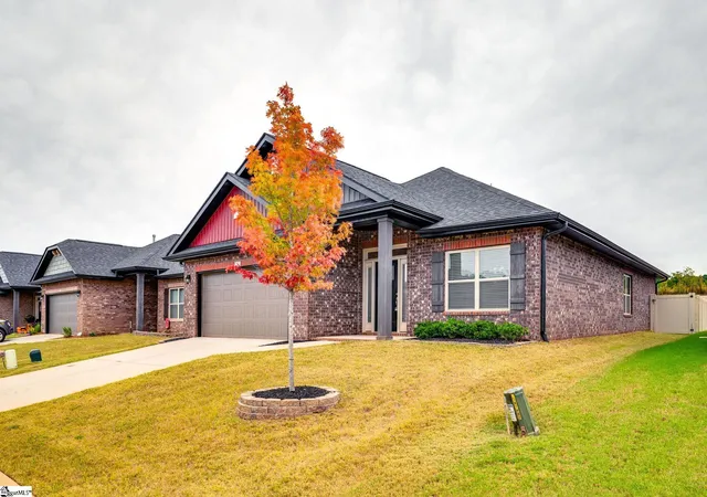 Photo 3 of Single family home for sale at 26 Woodcroos Dr, Simpsonville, SC 29681 | MLS# 1606557 | Listing updated on 2026-10-21