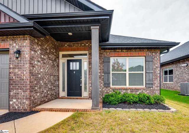Photo 3 of Single family home for sale at 26 Woodcroos Dr, Simpsonville, SC 29681 | MLS# 1606557 | Listing updated on 2026-10-21