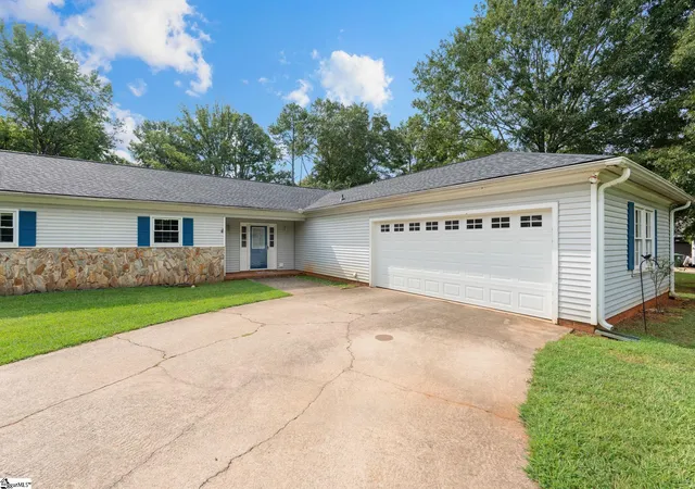 Photo 2 of Single family home for sale at 205 Harness Trl, Simpsonville, SC 29681 | MLS# 1604765 | Listing updated on 2026-10-01