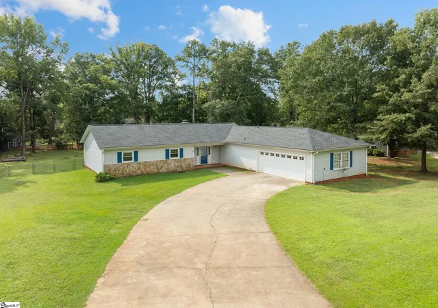 Photo 3 of Single family home for sale at 205 Harness Trl, Simpsonville, SC 29681 | MLS# 1604765 | Listing updated on 2026-10-01