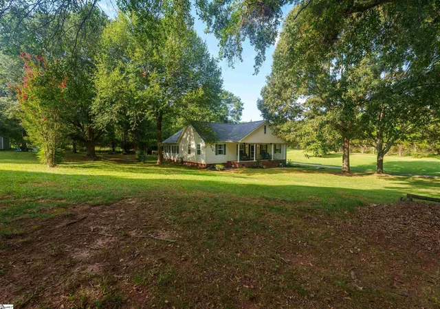 Photo 3 of Single family home for sale at 646 Gum Springs Rd, Taylors, SC 29687 | MLS# 1603214 | Listing updated on 2026-09-09