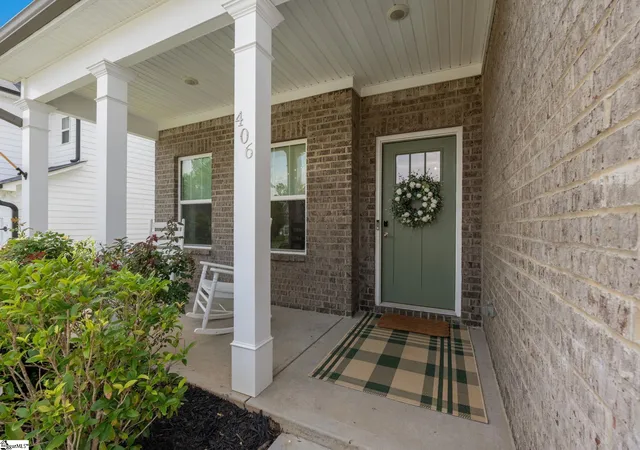 Photo 3 of Single family home for sale at 406 Grantleigh Ct, Simpsonville, SC 29680 | MLS# 1596151 | Listing updated on 2026-09-05