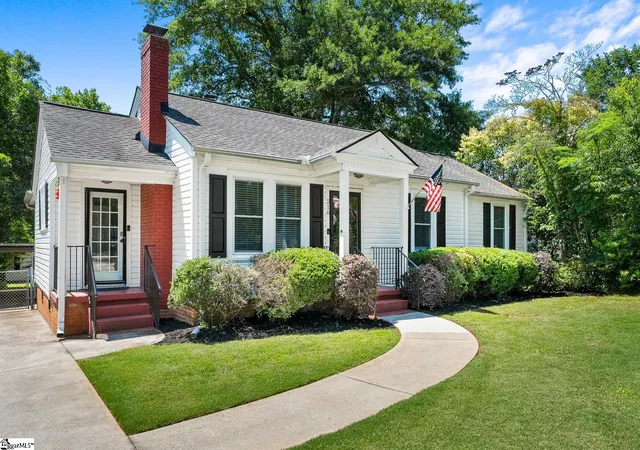 Photo 3 of Single family home for sale at 216 Beth Dr, Greenville, SC 29609 | MLS# 1605974 | Listing updated on 2026-10-07