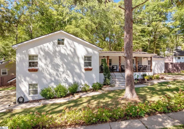 Photo 3 of Single family home for sale at 2 Prancer Ave, Greenville, SC 29605 | MLS# 1606508 | Listing updated on 2026-10-13
