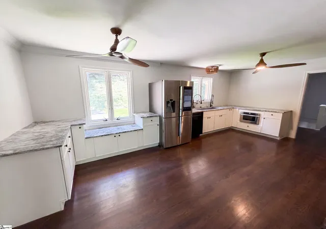 Photo 2 of Single family home for sale at 210 Lakeview Dr, Seneca, SC 29672 | MLS# 1603222 | Listing updated on 2026-09-08