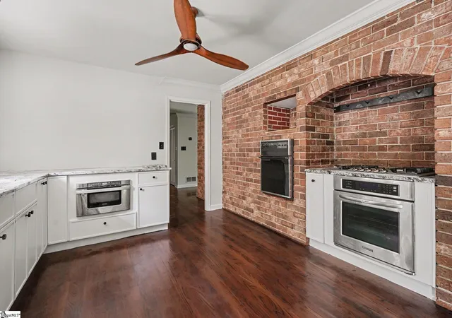 Photo 3 of Single family home for sale at 210 Lakeview Dr, Seneca, SC 29672 | MLS# 1603222 | Listing updated on 2026-09-08