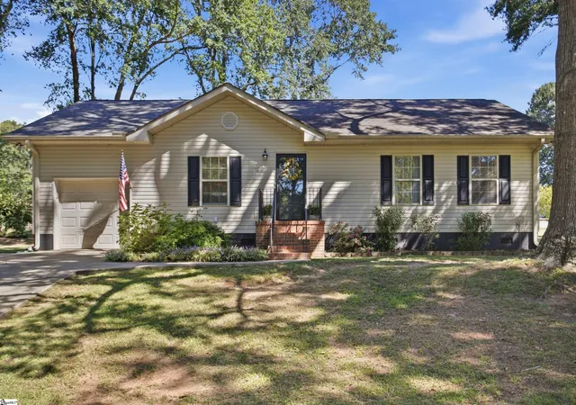 Photo 1 of Single family home for sale at 216 Helen St, Simpsonville, SC 29681 | MLS# 1603548 | Listing updated on 2026-09-11