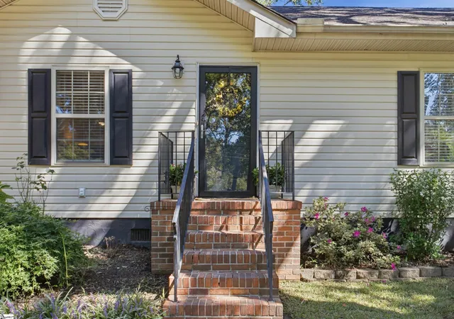 Photo 2 of Single family home for sale at 216 Helen St, Simpsonville, SC 29681 | MLS# 1603548 | Listing updated on 2026-09-11