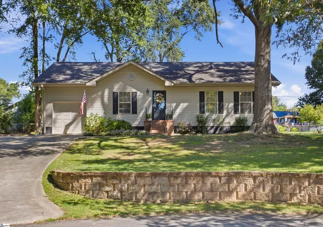 Photo 2 of Single family home for sale at 216 Helen St, Simpsonville, SC 29681 | MLS# 1603548 | Listing updated on 2026-09-11