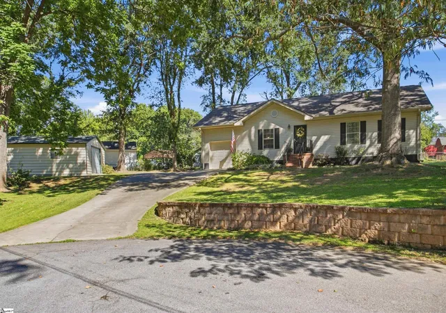 Photo 3 of Single family home for sale at 216 Helen St, Simpsonville, SC 29681 | MLS# 1603548 | Listing updated on 2026-09-11
