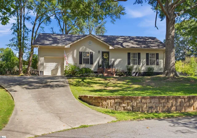 Photo 4 of Single family home for sale at 216 Helen St, Simpsonville, SC 29681 | MLS# 1603548 | Listing updated on 2026-09-11