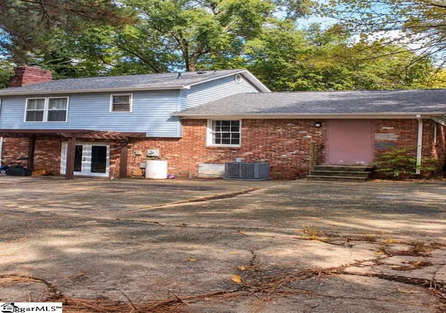Photo 2 of Single family home for sale at 502 Camelot Dr, Spartanburg, SC 29301 | MLS# 1606361 | Listing updated on 2026-10-17