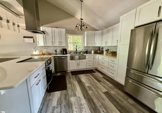 Photo 4 of Single family home for sale at 502 Camelot Dr, Spartanburg, SC 29301 | MLS# 1606361 | Listing updated on 2026-10-17