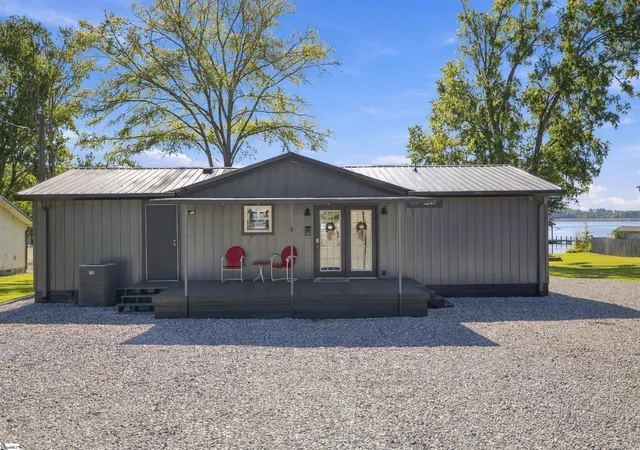 Photo 2 of Single family home for sale at 1820 Scurry Is Dr, Chappells, SC 29037 | MLS# 1604201 | Listing updated on 2026-09-18