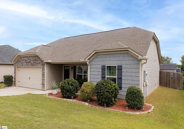Photo 3 of Single family home for sale at 6 Babbling Crk Ct, Fountain Inn, SC 29644 | MLS# 1603748 | Listing updated on 2026-09-14