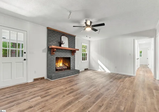 Photo 3 of Single family home for sale at 105 Vicksburg Ct, Simpsonville, SC 29681 | MLS# 1604053 | Listing updated on 2026-10-24