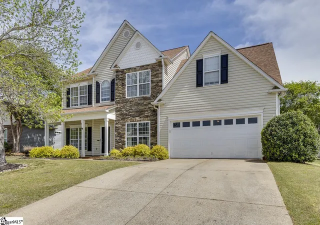 Photo 3 of Single family home for sale at 4 Crown Empire Ct, Simpsonville, SC 29681 | MLS# 1606188 | Listing updated on 2026-10-23