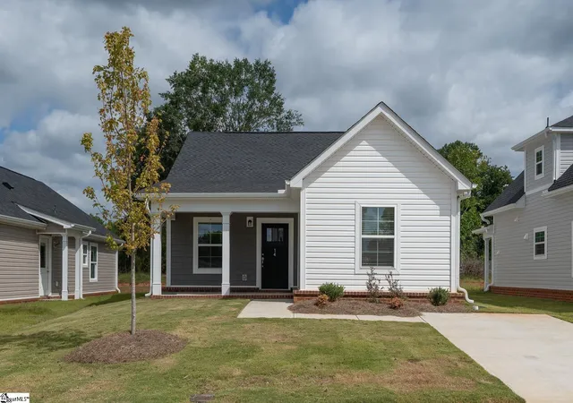 Photo 2 of Single family home for sale at 14 Thorndike Way, Greenville, SC 29617 | MLS# 1604960 | Listing updated on 2026-09-25