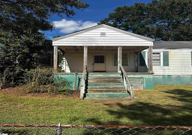 Photo 2 of Sale Pending at 10 Center St, Taylors, SC 29687 | MLS# 1606407 | Listing updated on 2026-10-27