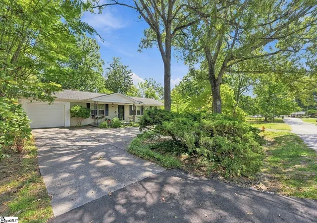 Single family home for sale at 7 Thames Dr, Taylors, SC 29687 | MLS# 1604504