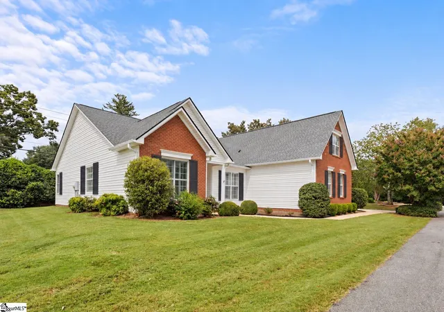 Photo 2 of Single family home for sale at 2 Lexington Pl Way, Greenville, SC 29615 | MLS# 1605037 | Listing updated on 2026-09-28
