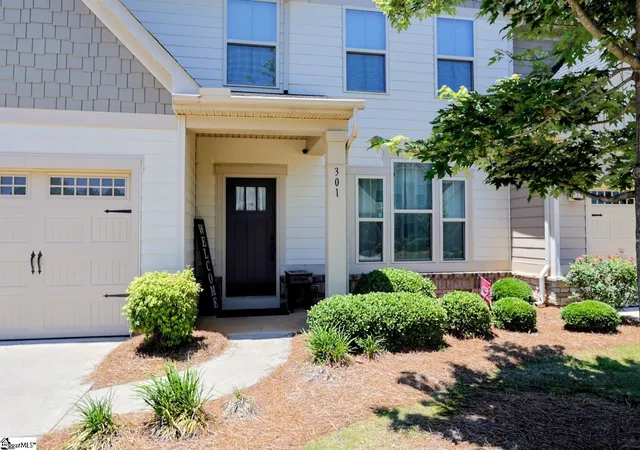 Photo 2 of Townhouse for sale at 301 Farlow Ct, Simpsonville, SC 29681 | MLS# 1606076 | Listing updated on 2026-10-08