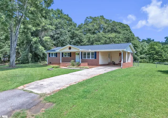 Photo 2 of Single family home for sale at 159 Greenbriar Dr, Liberty, SC 29657 | MLS# 1600870 | Listing updated on 2026-09-22