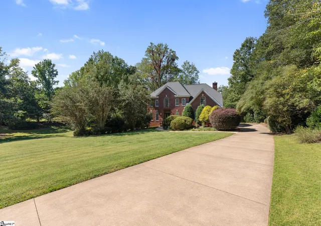 Photo 2 of Sale Pending at 401 Rivercrest Dr, Taylors, SC 29687 | MLS# 1606047 | Listing updated on 2026-10-23