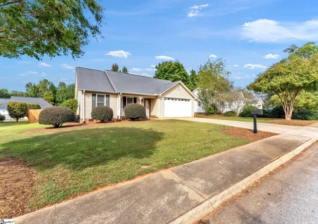Photo 2 of Single family home for sale at 308 Fairwood Dr, Greenville, SC 29617 | MLS# 1606247 | Listing updated on 2026-10-26