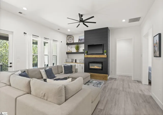 Photo 2 of Single family home for sale at 433 Lynn Rd, Taylors, SC 29687 | MLS# 1602656 | Listing updated on 2026-09-01