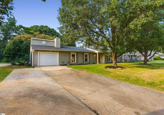 Photo 2 of Single family home for sale at 106 Clearfield Rd, Greenville, SC 29607 | MLS# 1604820 | Listing updated on 2026-09-27