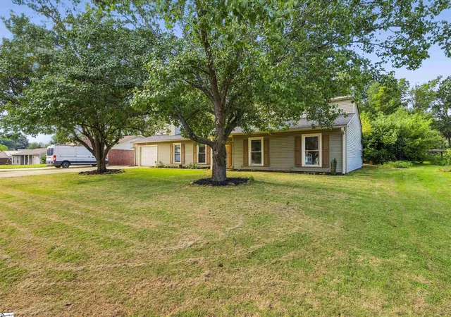 Photo 3 of Single family home for sale at 106 Clearfield Rd, Greenville, SC 29607 | MLS# 1604820 | Listing updated on 2026-09-27