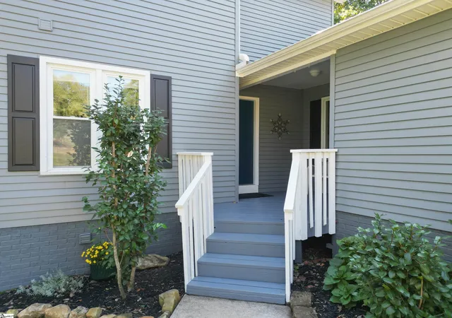 Photo 3 of Single family home for sale at 401 Sugar Crk Ln, Greer, SC 29650 | MLS# 1606442 | Listing updated on 2026-10-22