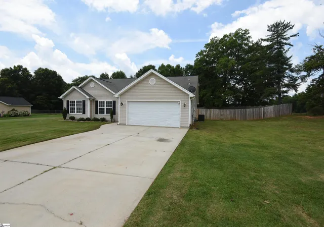 Photo 3 of Single family home for sale at 100 Stevens Ct, Williamston, SC 29697 | MLS# 1604470 | Listing updated on 2026-09-22