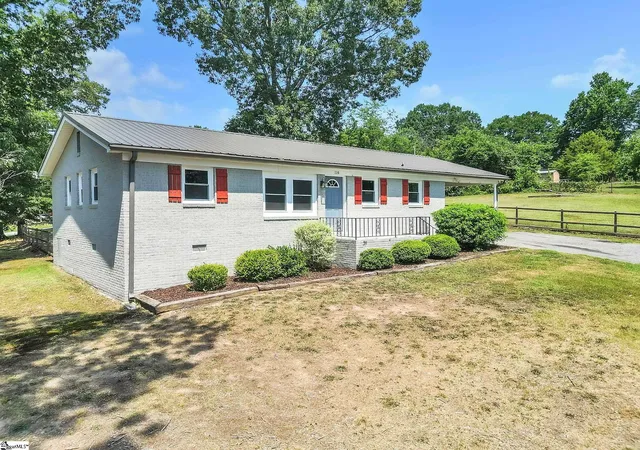 Photo 2 of Single family home for sale at 116 Valley Dr, Greer, SC 29651 | MLS# 1606004 | Listing updated on 2026-10-15