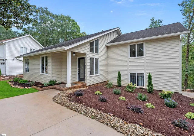 Photo 2 of Single family home for sale at 301 Sugar Crk Ln, Greer, SC 29650 | MLS# 1603469 | Listing updated on 2026-09-10