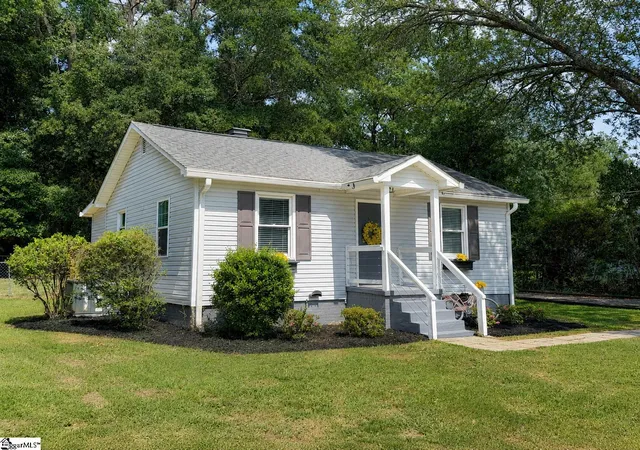 Photo 3 of Single family home for sale at 200 Carolina Ave, Greer, SC 29650 | MLS# 1602912 | Listing updated on 2026-09-04