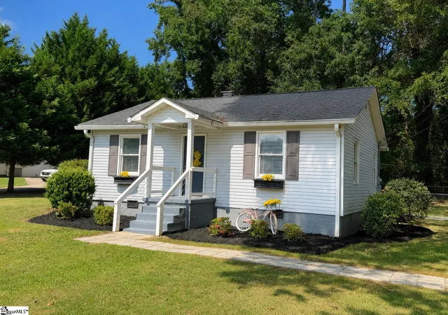 Photo 3 of Single family home for sale at 200 Carolina Ave, Greer, SC 29650 | MLS# 1602912 | Listing updated on 2026-09-04