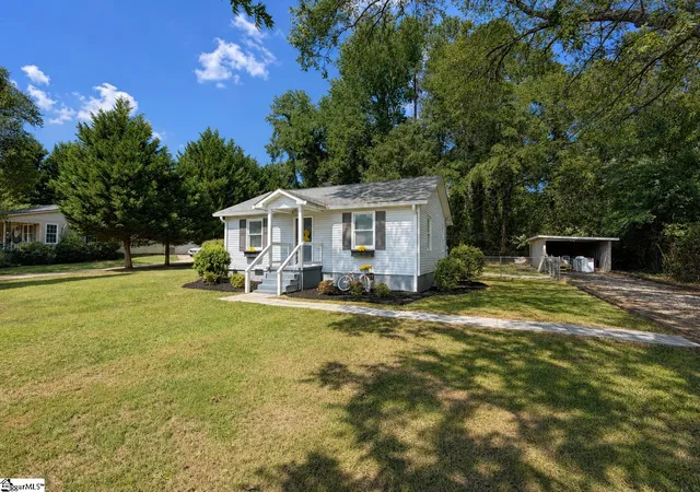 Photo 4 of Single family home for sale at 200 Carolina Ave, Greer, SC 29650 | MLS# 1602912 | Listing updated on 2026-09-04