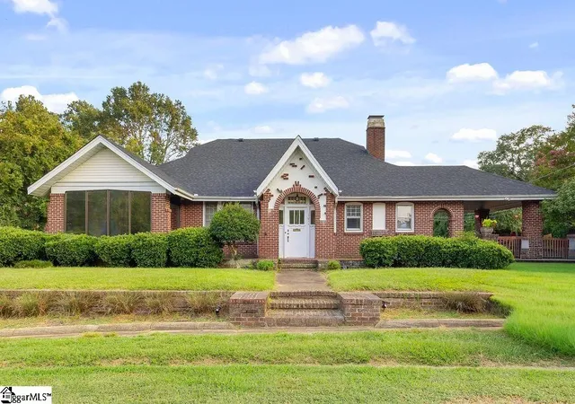 Photo 1 of Single family home for sale at 1011 W Poinsett St, Greer, SC 29650 | MLS# 1604028 | Listing updated on 2026-09-17