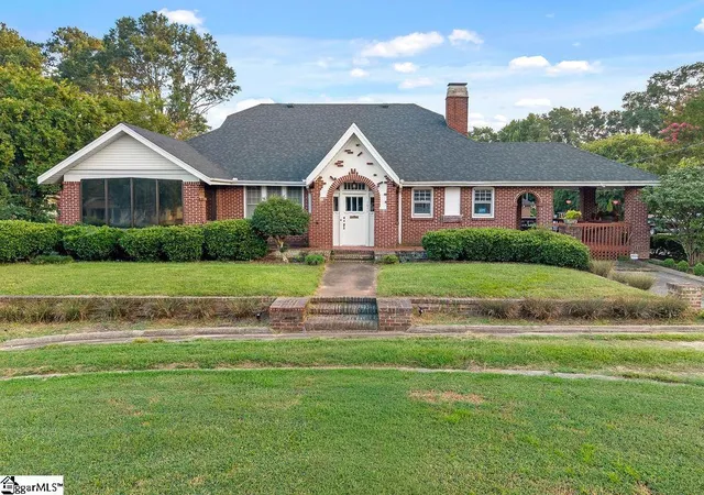 Photo 3 of Single family home for sale at 1011 W Poinsett St, Greer, SC 29650 | MLS# 1604028 | Listing updated on 2026-09-17