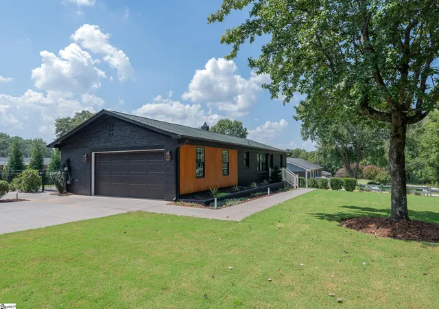 Photo 2 of Single family home for sale at 511 Woburn Ct, Greer, SC 29651 | MLS# 1602957 | Listing updated on 2026-09-04