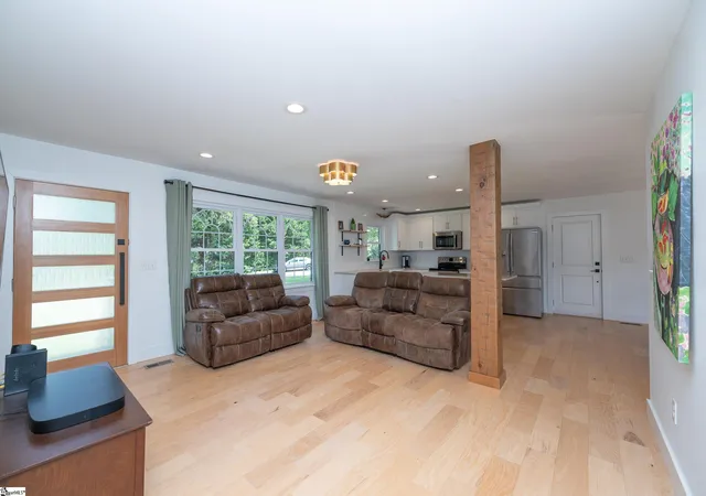 Photo 4 of Single family home for sale at 511 Woburn Ct, Greer, SC 29651 | MLS# 1602957 | Listing updated on 2026-09-04