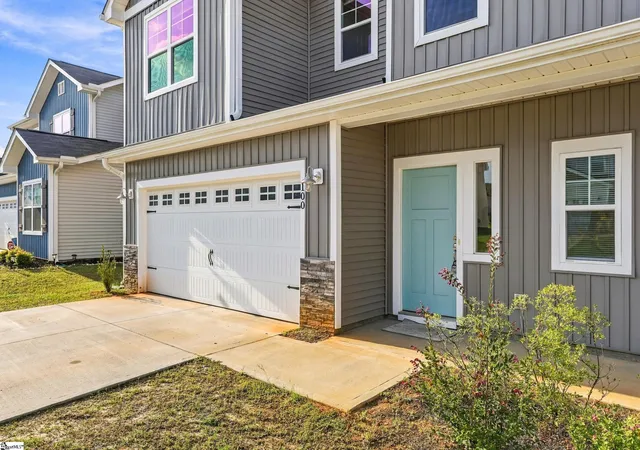 Photo 2 of Single family home for sale at 100 White Dutch Ln, Greenville, SC 29607 | MLS# 1604285 | Listing updated on 2026-09-21