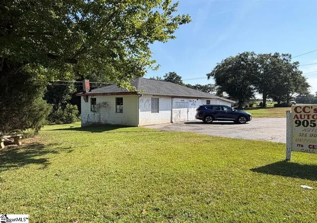 Photo 2 of House for sale at 1905 Powdersville Rd, Easley, SC 29642 | MLS# 1603608 | Listing updated on 2026-09-11
