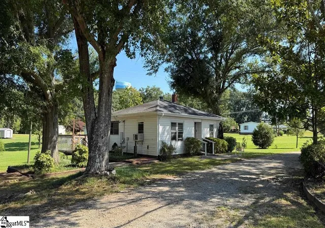 Photo 3 of House for sale at 1905 Powdersville Rd, Easley, SC 29642 | MLS# 1603608 | Listing updated on 2026-09-11