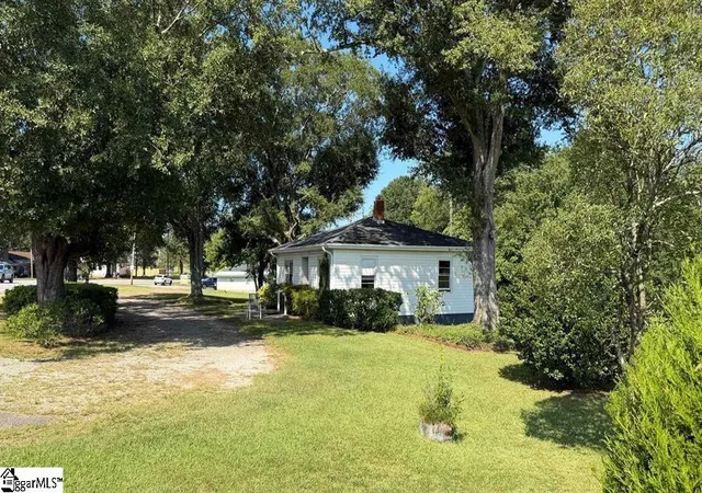Photo 5 of Single family home for sale at 1905 Powdersville Rd, Easley, SC 29642 | MLS# 1603608 | Listing updated on 2026-09-11
