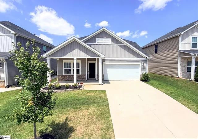 Photo 2 of Single family home for sale at 351 Pewter Cir, Simpsonville, SC 29680 | MLS# 1601349 | Listing updated on 2026-09-18