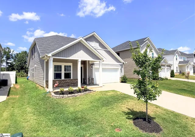 Photo 3 of Single family home for sale at 351 Pewter Cir, Simpsonville, SC 29680 | MLS# 1601349 | Listing updated on 2026-09-18