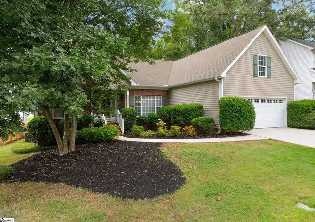 Photo 3 of Single family home for sale at 110 Amberjack Ct, Taylors, SC 29687 | MLS# 1604786 | Listing updated on 2026-10-14